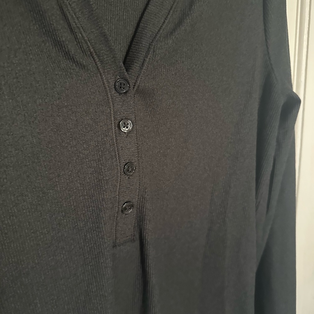 Athleta Charcoal Grey Long Sleeve V-Neck Top sz M - Picture 3 of 4